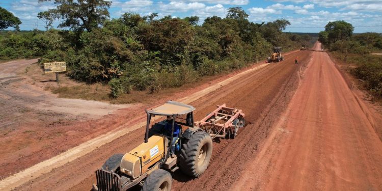 Timon/MA – Comitiva do Governo do Maranhão e do Ministério dos Transportes vistoria obras de pavimentação na BR-226