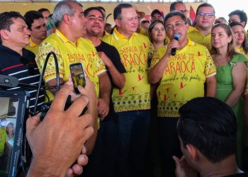 Carlos Brandão e Prefeito Osvaldo Luís, celebram a assinatura da pavimentação da praia da Araoca em Guimarães.
