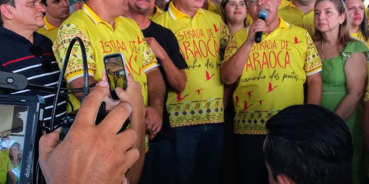 Carlos Brandão e Prefeito Osvaldo Luís, celebram a assinatura da pavimentação da praia da Araoca em Guimarães.