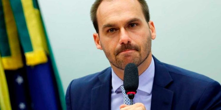 Brasília – Eduardo Bolsonaro pode perder o mandato após comparar professores com traficantes