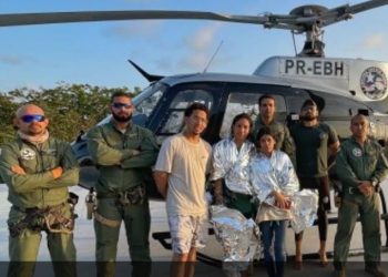 Jovens são resgatados na praia da Guia após ficarem ilhados