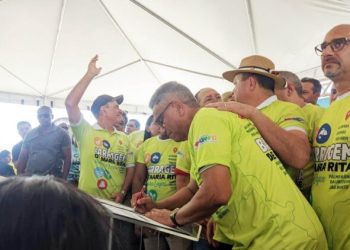 Fernando Cuba prefeito de cedral na assina  ao lado do governador Carlos Brandão ordem da barragem Maria Rita