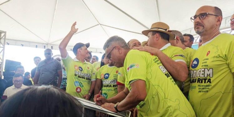 Fernando Cuba prefeito de cedral na assina ao lado do governador Carlos Brandão ordem da barragem Maria Rita