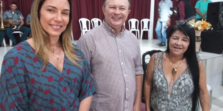 A vereadora Fátima Araújo ao lado do gov Carlos Brandão celebram o 9o casamento comunitário no João de Deus
