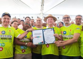 O prefeito João Martins de Bequimão e o gov Carlos Brandão assina a ordem de serviço da barragem Maria Rita