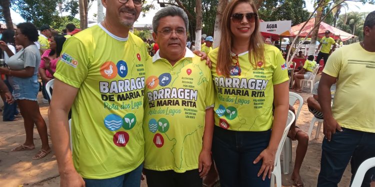 O prefeito Osvaldo de Guimarães participa da solenidade de ordem de serviço da barragem Maria Rita em Bequimão