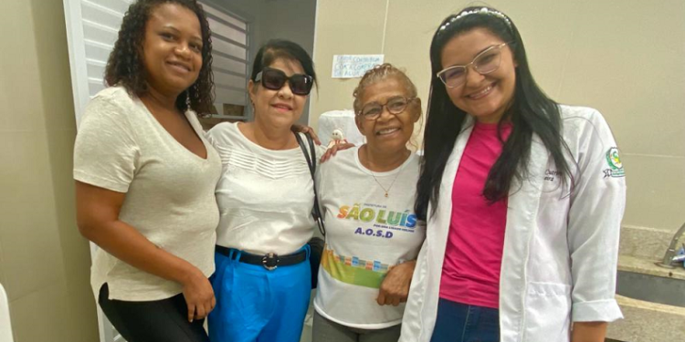 Fátima Araújo vereadora de São Luís entrega aparelho de esterizacao no centro de saúde do João de Deus