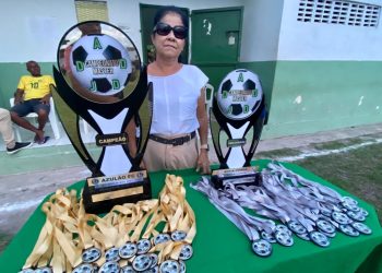 Fátima Araújo entrega premiação de R$5 mil ao Azulão – campeão do Campeonato de Futebol Máster do João de Deus