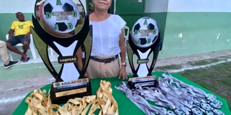 Fátima Araújo entrega premiação de R$5 mil ao Azulão – campeão do Campeonato de Futebol Máster do João de Deus