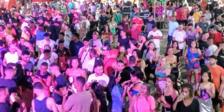 Carnaval da Nossa Gente leva milhares de foliões para a cidade de Bequimão no primeiro dia de festa