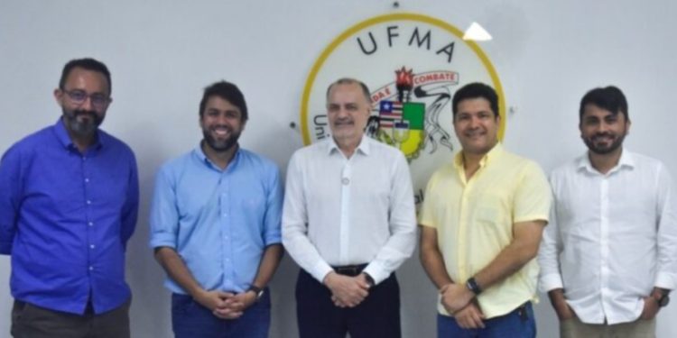 REITOR FERNANDO CARVALHO RECEBE VISITA DO DEPUTADO FEDERAL PEDRO LUCAS FERNANDES