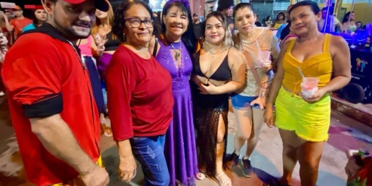 Lava Pratos da vereadora Fátima Araújo tem record de público e enche de alegria o bairro Vila Lobão.