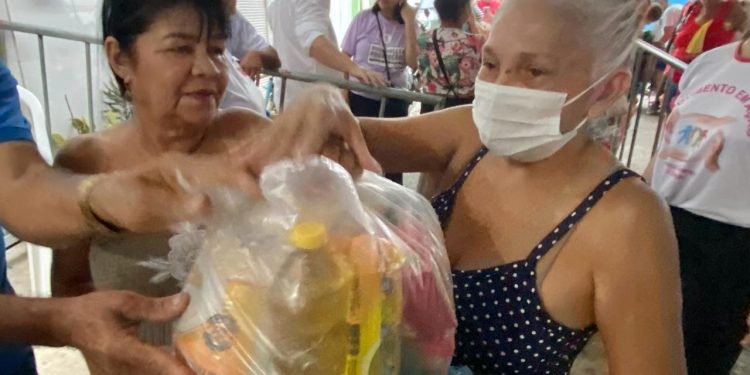Ação social organizada por Fátima Araújo atende mais de mil pessoas e contempla população carente com cestas básicas