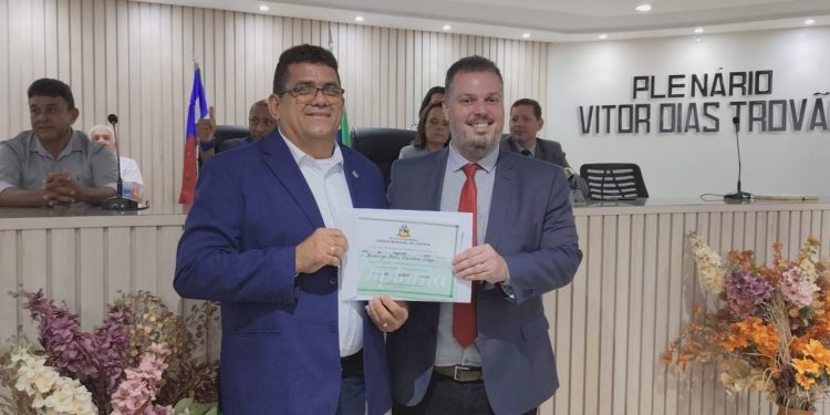 Rodrigo Lago recebe o Título de Cidadão Coroataense da Câmara Municipal