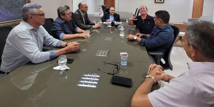 Prefeitos do Conguarás unidos em prol do desenvolvimento regional.