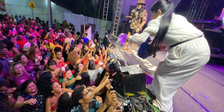 Aniversário de 43 anos do bairro João de Deus mostra a força política da vereadora Fátima Araújo e reúne multidão