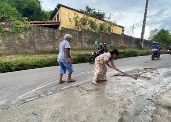 Vereadora Fátima Araújo se une a moradores do Pirapora para tapar buracos no bairro
