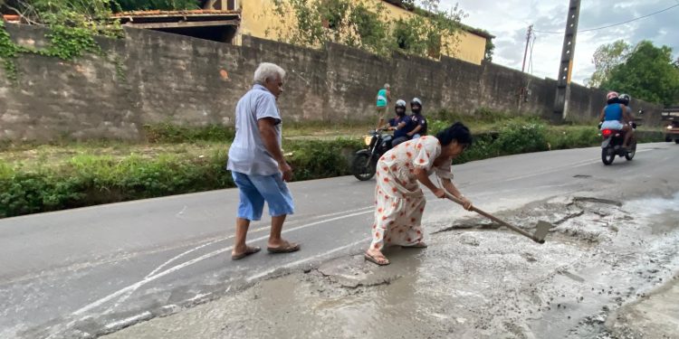 Vereadora Fátima Araújo se une a moradores do Pirapora para tapar buracos no bairro