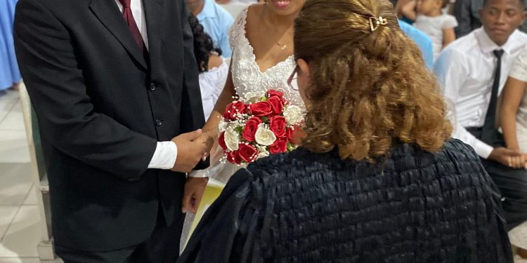 Casais dizem sim ao amor na 10ª edição do Casamento Comunitário organizado por Fátima Araújo