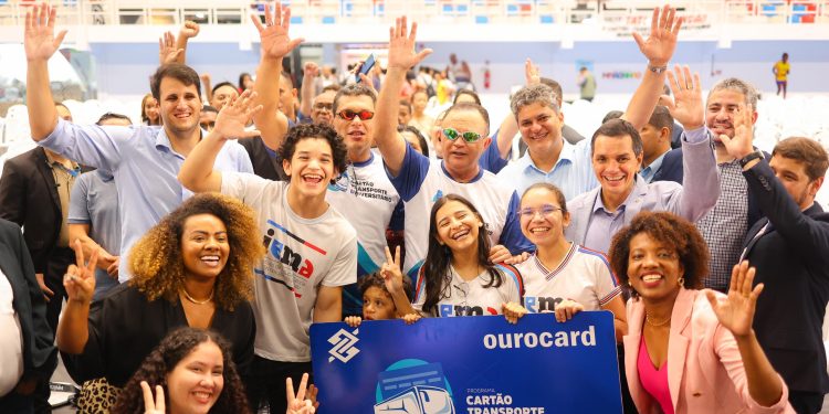 Orleans Brandão acompanha entrega do Cartão Transporte Universitário
