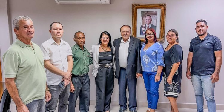 Fátima Araújo leva moradores do Pirapora para dialogar com secretário da Casa Civil sobre infraestrutura do bairro