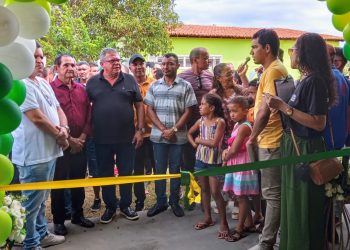 Prefeito Solimar Alves entrega nova quadra poliesportiva para moradores da comunidade Pedras em Matões do Norte