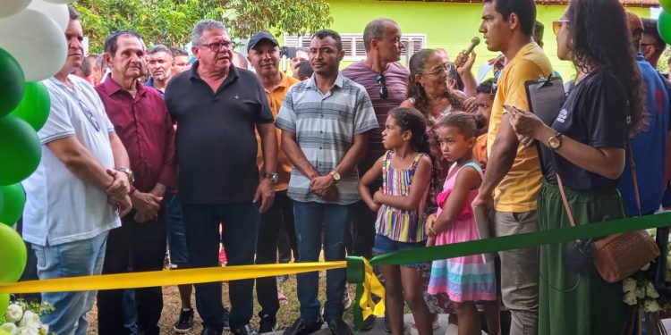 Prefeito Solimar Alves entrega nova quadra poliesportiva para moradores da comunidade Pedras em Matões do Norte