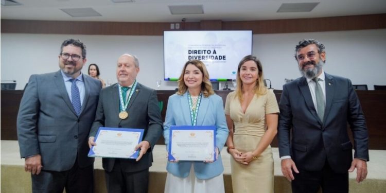Iracema recebe Medalha Liberdade e profere palestra sobre presença feminina em espaços de poder