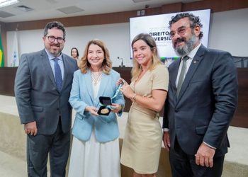 Iracema Vale é homenageada com maior comenda da Defensoria Pública