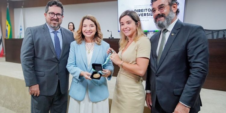 Iracema Vale é homenageada com maior comenda da Defensoria Pública