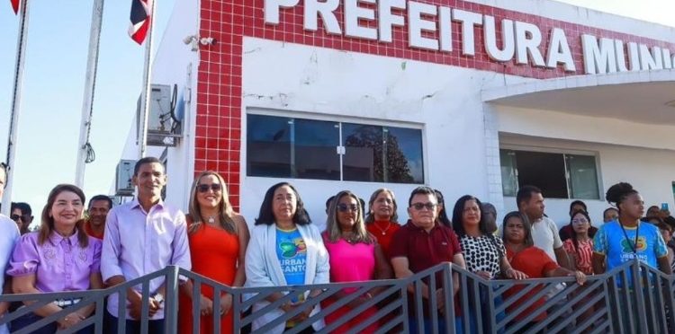 Em Urbano Santos, Iracema Vale comemora entrega de trecho da estrada que liga a cidade a Barreirinhas