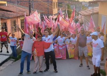 NA GRANDE ILHA / “SUCESSO” Vereadora Fátima Araújo arrasta multidão em caminhada com a presença do candidato a prefeito de São Luís DUARTE JÚNIOR.