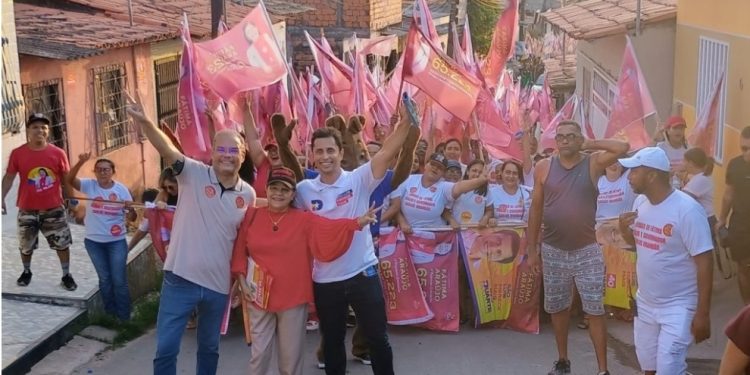 NA GRANDE ILHA / “SUCESSO” Vereadora Fátima Araújo arrasta multidão em caminhada com a presença do candidato a prefeito de São Luís DUARTE JÚNIOR.