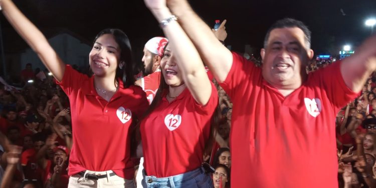 Onda do 12 chega ao povoado Bom Sucesso em Mata Roma e reúne milhares de pessoas durante mega comício do prefeito Bezaliel Albuquerque