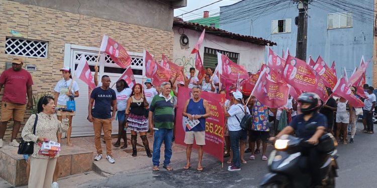 Fátima Araújo recebe carinho dos moradores do bairro Santo Antônio