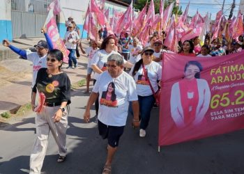 Mais uma caminhada da vereadora Fátima Araújo pelas ruas do bairro João de Deus reúne uma multidão