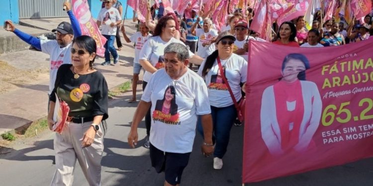 Mais uma caminhada da vereadora Fátima Araújo pelas ruas do bairro João de Deus reúne uma multidão