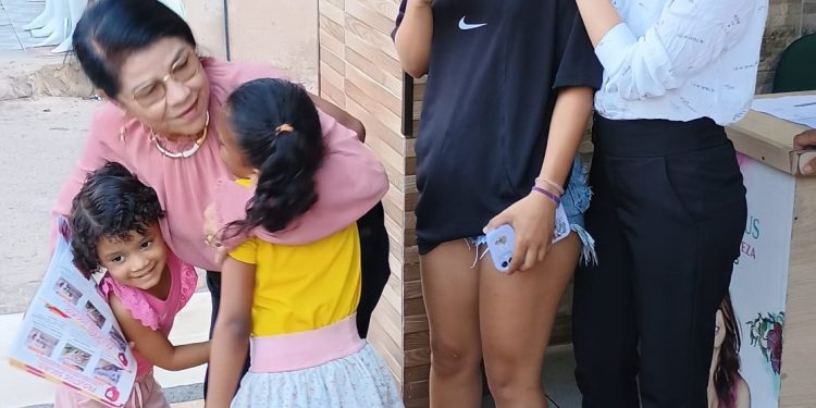 Com a presença da dona Edite, mãe da vereadora Fátima Araújo, uma grande caminhada percorreu as ruas do Residencial João Alberto 