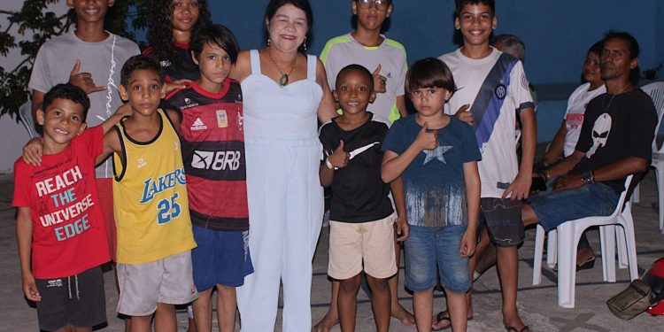 Projeto “Arte e Capoeira” recebe a vereadora Fátima Araújo para diálogo com representantes