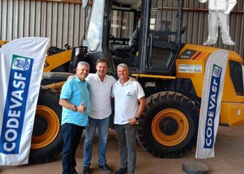 Prefeito Walace adquire pá carregadeira com recursos de emenda do Deputado arlamentar do deputado federal Aluísio Mendes