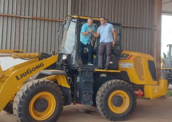 Vereador eleito Robert Costa participa de entrega de pá carregadeira ao município de Icatu 