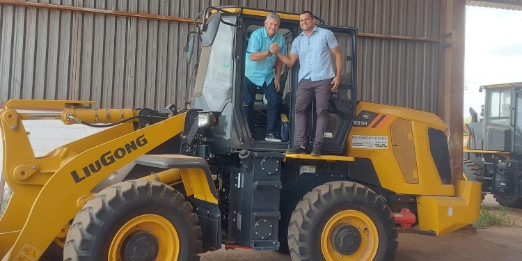 Vereador eleito Robert Costa participa de entrega de pá carregadeira ao município de Icatu 