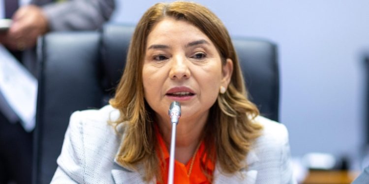 Iracema Vale comemora com municípios maranhenses que foram contemplados com Selo Unicef 2021-2024