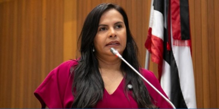 Ana do Gás denuncia violência de gênero em ADIN do Solidariedade contra reeleição de Iracema Vale