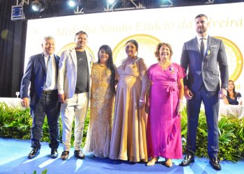 Personalidades ludovicenses recebem Medalha Simão Estácio da Silveira, das mãos da vereadora Fátima Araújo