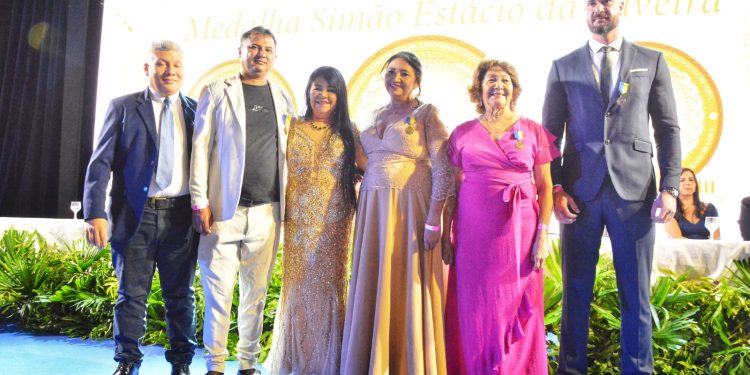 Personalidades ludovicenses recebem Medalha Simão Estácio da Silveira, das mãos da vereadora Fátima Araújo