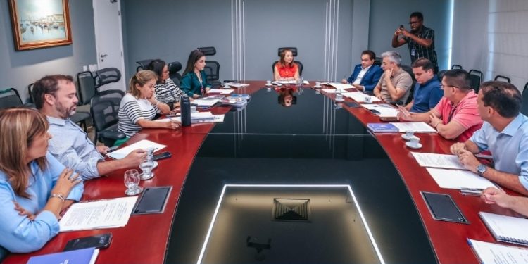 Iracema Vale reúne deputados e diretores para discutir celebração aos 190 anos da Assembleia Legislativa