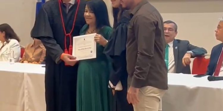 Vereadora Fátima Araújo recebe diploma da Justiça Eleitoral