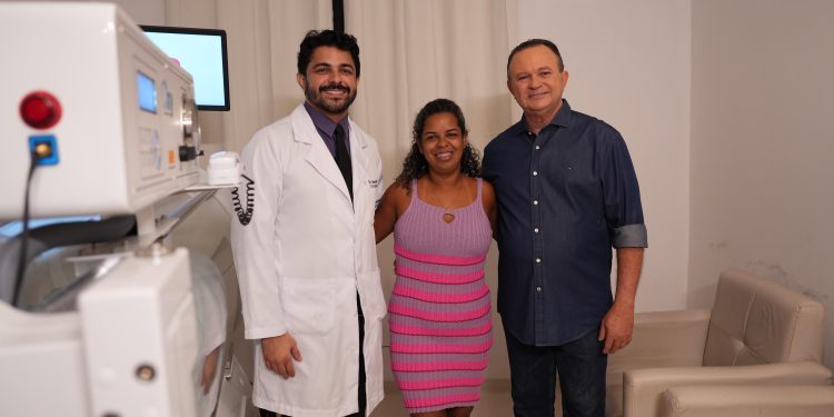 Brandão acompanha atendimento na câmara hiperbárica da Unidade de Tratamento de Queimados do Hospital da Ilha