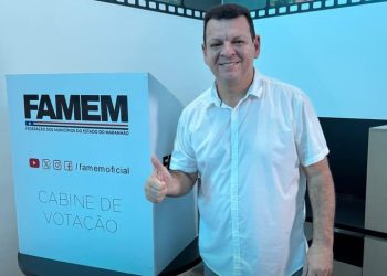 Prefeito de Mirinzal, Deyvison do Posto parabeniza Roberto Costa durante votação na FAMEM